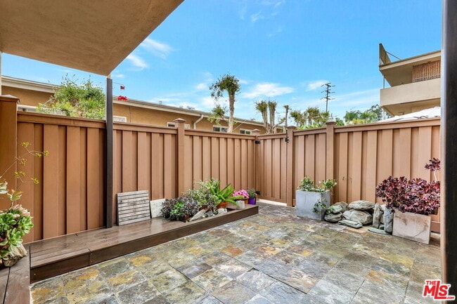 Building Photo - 1010 Palm Ave