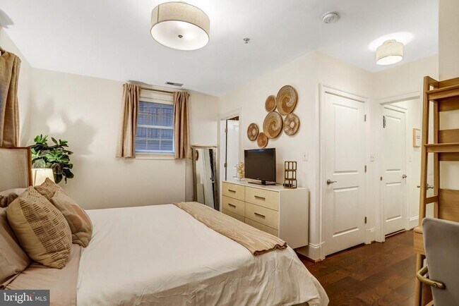 Building Photo - 3937 Davis Pl NW