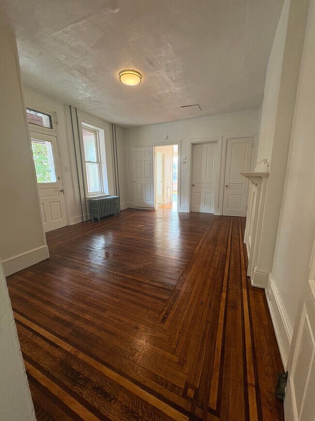 Building Photo - Available Now! 1 bedroom apartment.