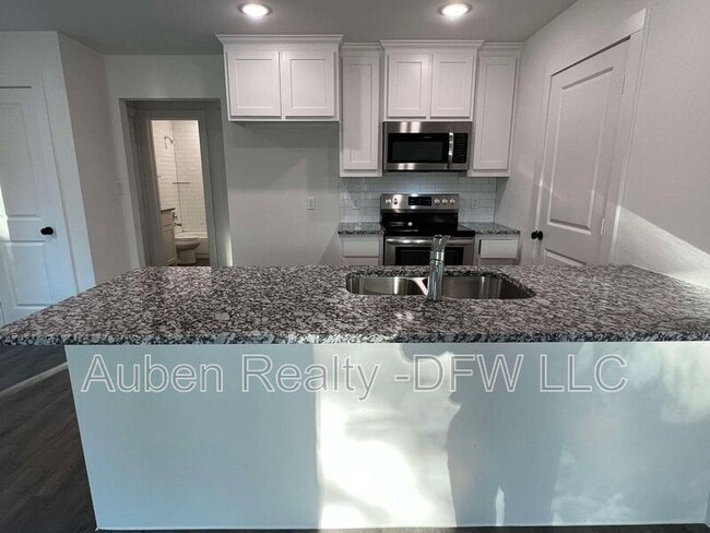 Building Photo - 2428 S Fannin Ave