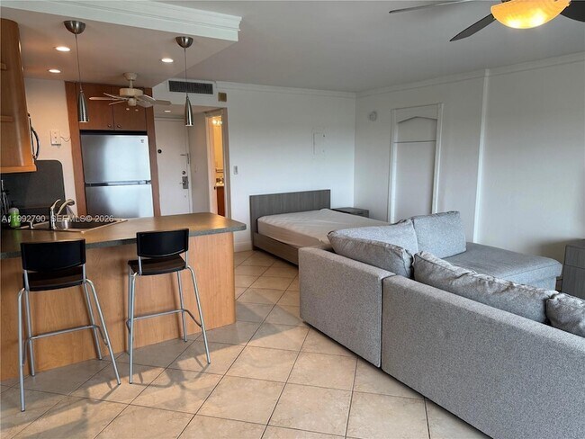 Building Photo - 2900 NE 30th St