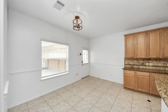 Building Photo - 1605 Spring Glen Ln