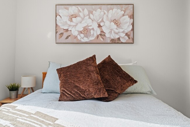 Building Photo - 5175 SE 28th Ave