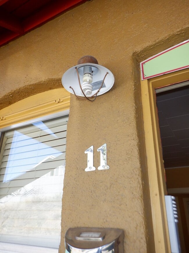 Building Photo - Historic Downtown Bend 1 Bed/1 Bath - NW G...