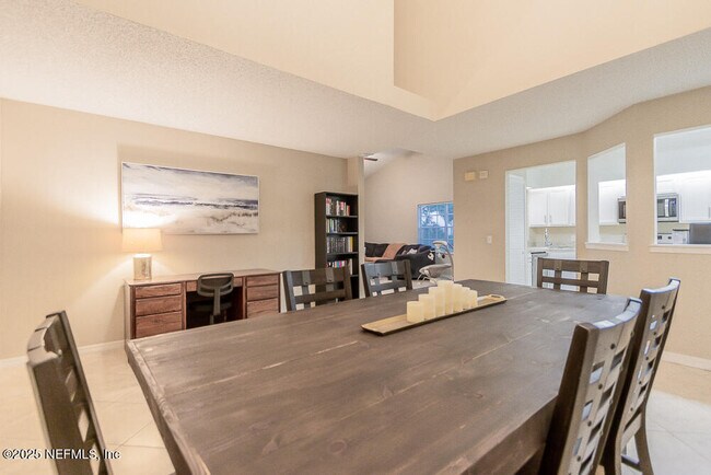 Building Photo - 11060 Wandering Oaks Dr