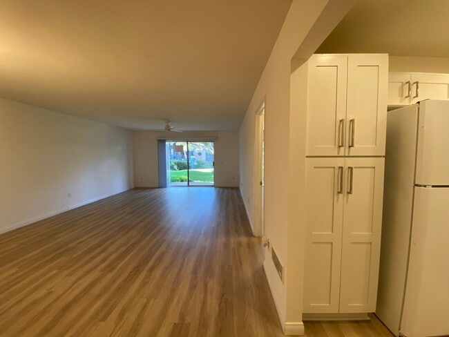 Building Photo - Spacious 2 Bedroom/ 2 Bath in the Highly Desired Tropical Setting of Windsong Cove Community of C...