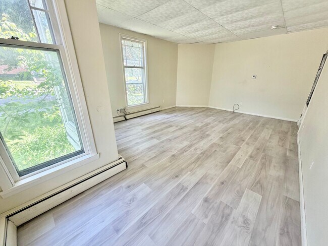 Building Photo - 3 Bedroom Apartment Superior South End Location Burlington Available 7/1