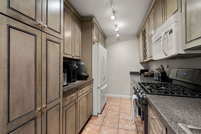 Building Photo - 2 Hawthorne Pl