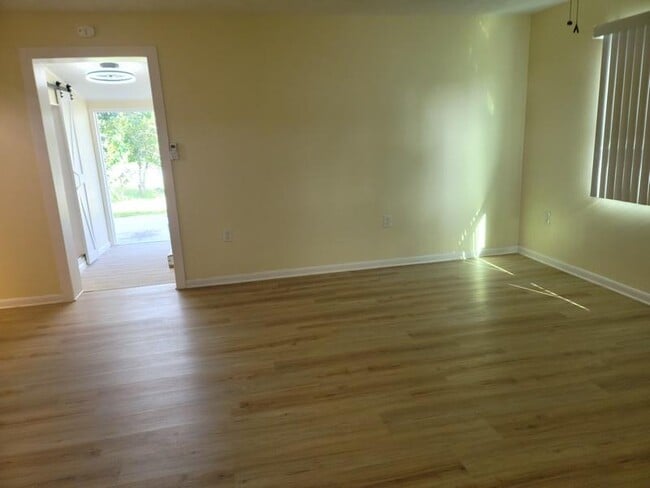 Building Photo - 1700 Chaucer Rd