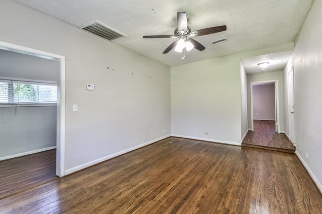 Primary Photo - Comfy 3 Bedroom Home Complete Rennovation!...