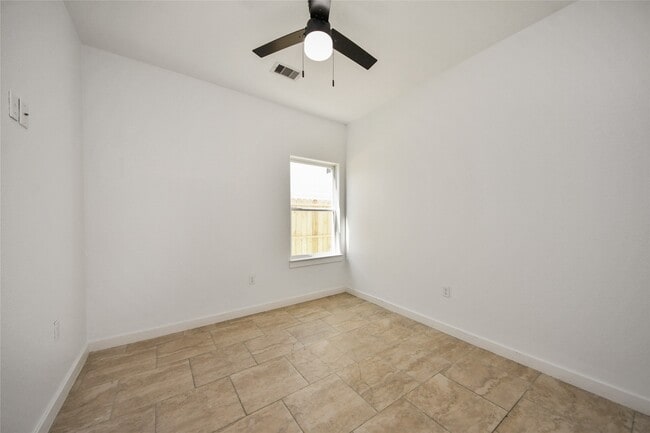 Building Photo - 450 Rd 5512