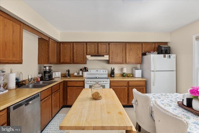 Building Photo - 208 N Rappahannock St