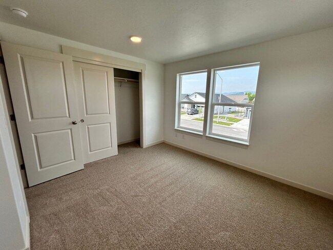 Building Photo - 433 Needle Grass Lane