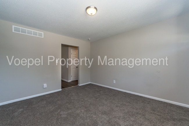 Building Photo - 2 Bedroom 1 Bath Remodeled KCK Duplex