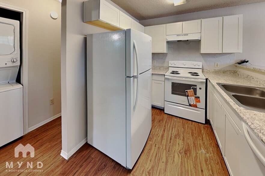 Building Photo - 2214 Creekside Ln