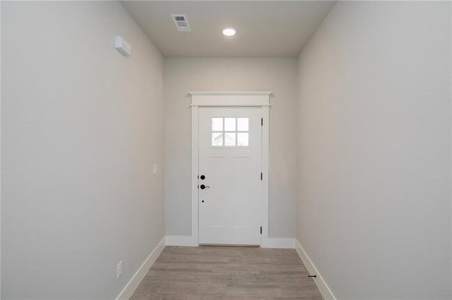 Building Photo - 300 White Oak St