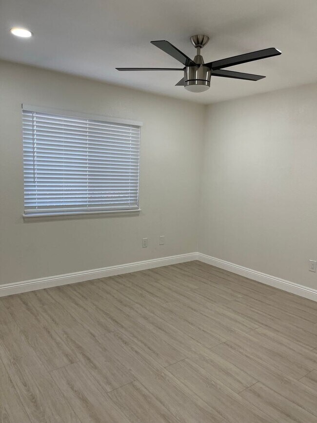 Building Photo - 784