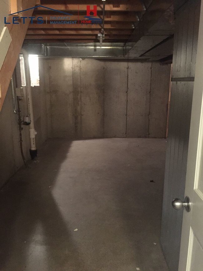 Building Photo - NEWLY RENOVATED 4 BDRM 2.5 BATH