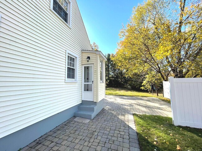 Building Photo - 34 Monroe St