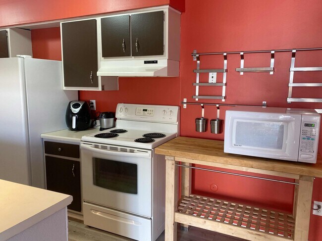 Kitchen - 1647 Wingate Blvd