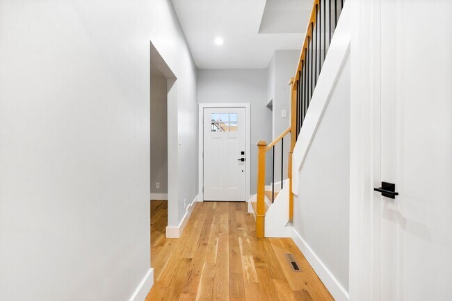 Building Photo - Beautifully Renovated 3 Bed/2.5 Bath Home in Mt Washington - Convenient Location