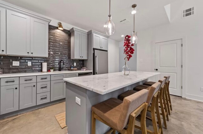 Building Photo - FOR RENT in LAFAYETTE!