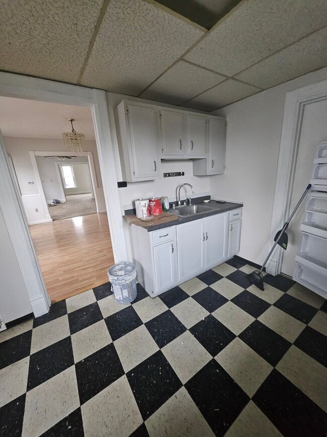 Building Photo - Lower 3 bedroom west side