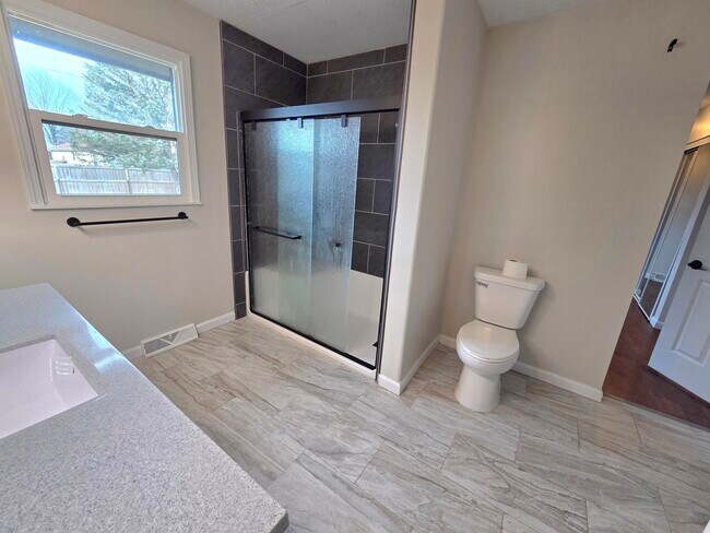 Building Photo - 213 W Aven Ave