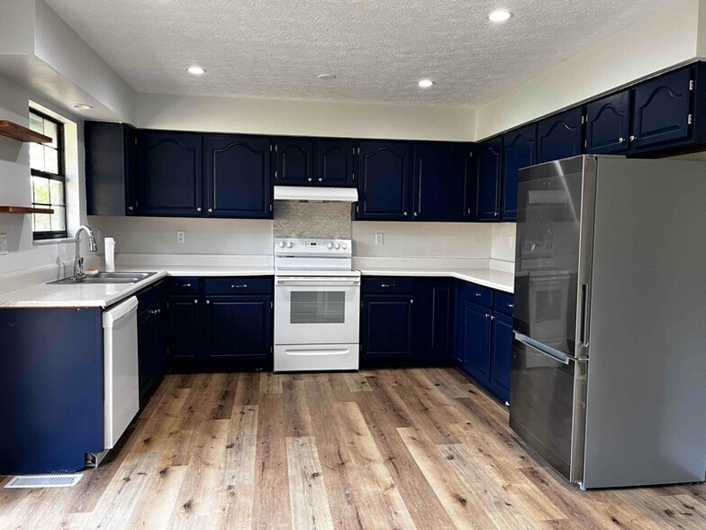 Building Photo - 208 Mount David Dr