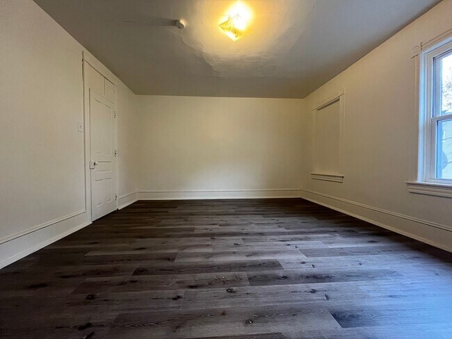 Building Photo - Jamestown St 142-144