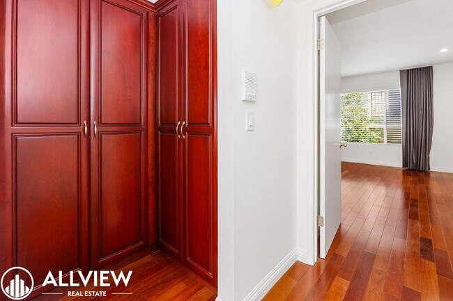 Building Photo - Beautifully Upgraded 2-Bed, 3-Bath Townhou...