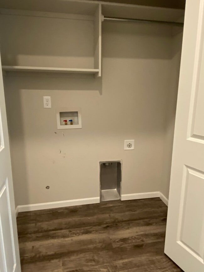 Building Photo - 412 S Longbranch Dr