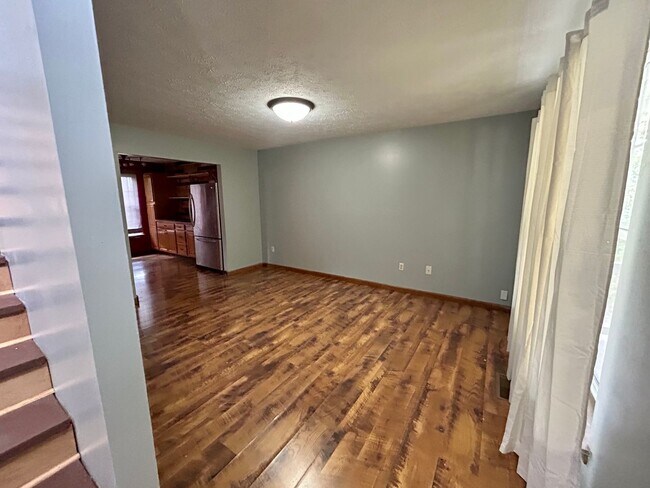 Building Photo - Beautiful 3 level home on a quiet cul-de-sac in Greenbrier Knolls--AVAILABLE NOW!!!!