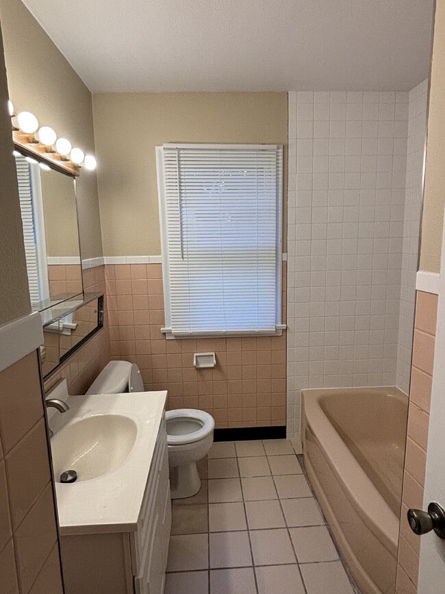 Building Photo - Charming 4-Bedroom Single Family Home on C...