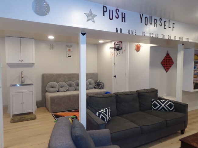 Building Photo - 4 BEDROOM ON KNOLL CIRCLE