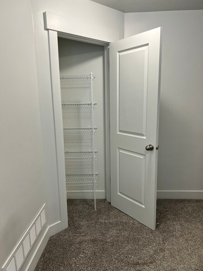 Building Photo - Bluffdale Townhouse