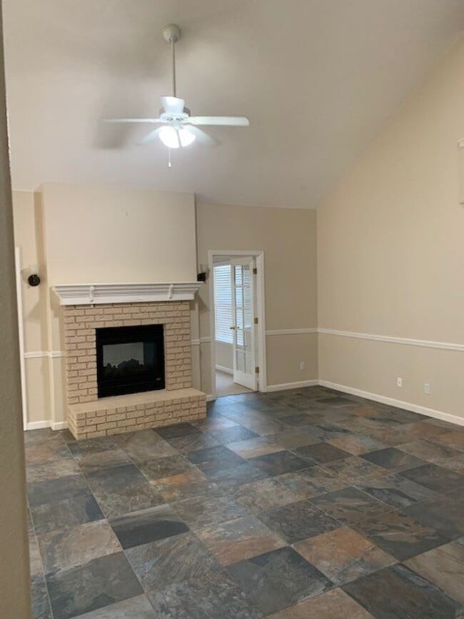 Building Photo - 5 Bedroom 3 Bath Home Available NOW!