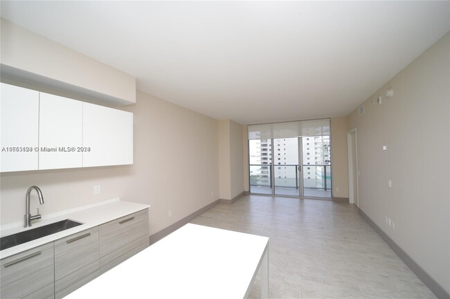 Building Photo - 1300 Brickell Bay Dr