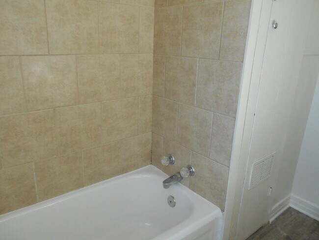 Building Photo - Pre-Leasing for Summer/Fall 2026 - 2/1 with hardwood floors