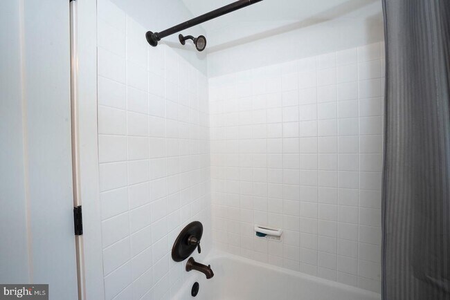 Building Photo - 533 Monument Ave