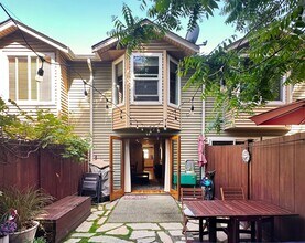 Building Photo - 2bd/1.5ba Seattle Townhome