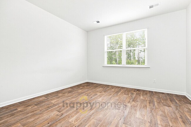 Building Photo - 4 Bedroom, 2.5 Bathroom in Cane Bay of Summerville