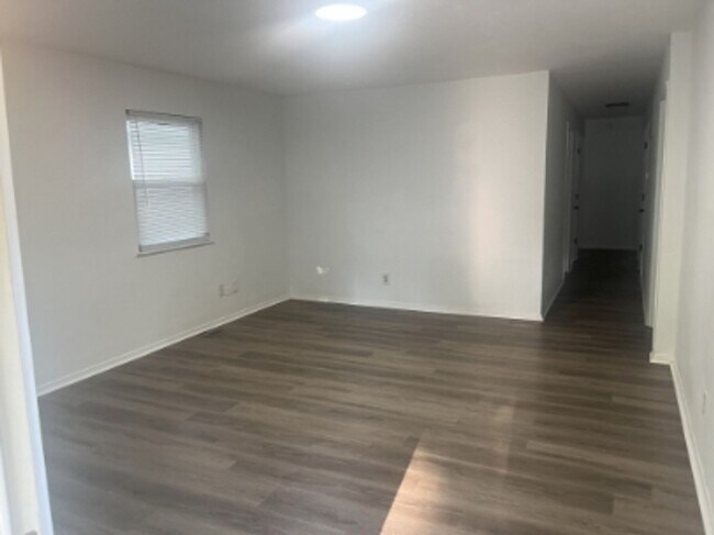 Building Photo - 3 Bed 1 Bath Available Now!