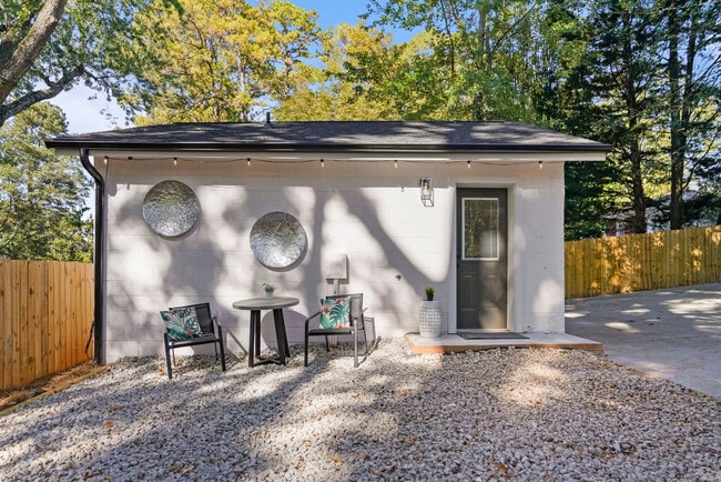 Building Photo - 975 Shadowridge Dr SE