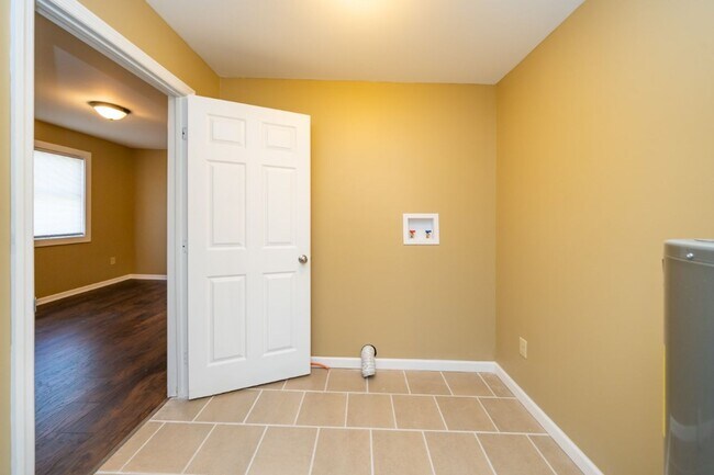 Building Photo - Move-In Ready Modern Makeover! Spacious 4-...