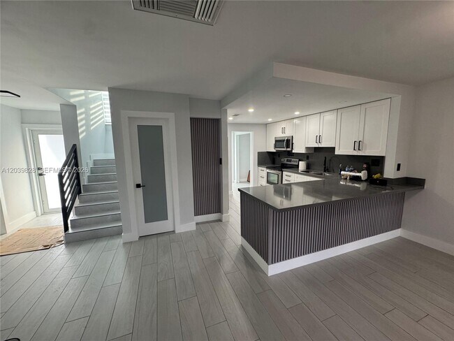 Building Photo - 6653 SW 140th Ave
