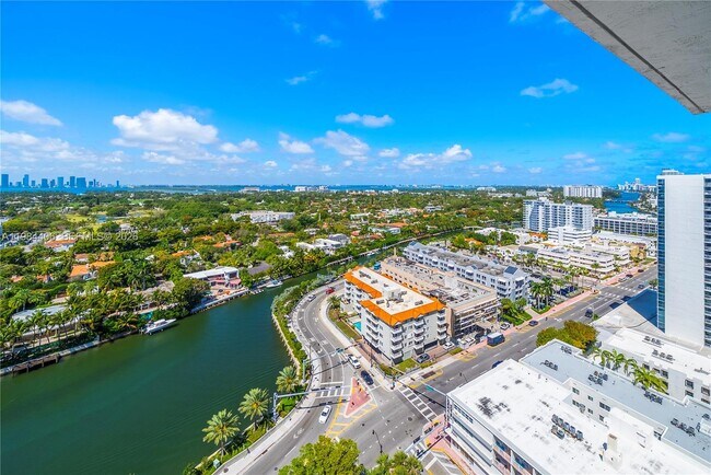 Building Photo - 2555 Collins Ave