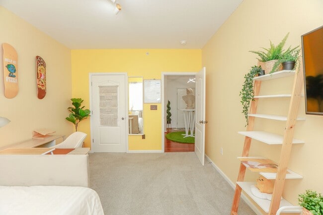 Building Photo - Riverside  Condo-RARE-Ready Jan 26