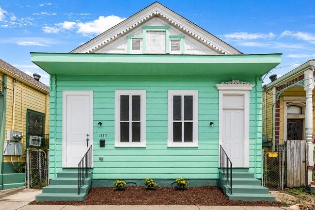 Building Photo - 1337 Touro St