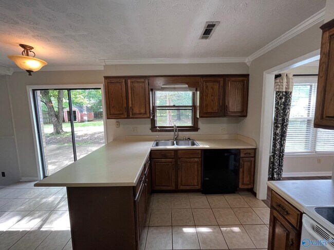 Building Photo - 2006 Lancaster Ave SW